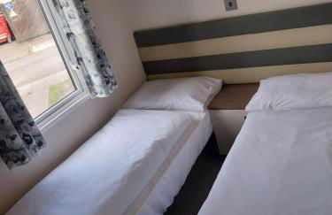 Family breaks at Rockley Park with Prosecco and a box of chocolates on arrival - Photo 10