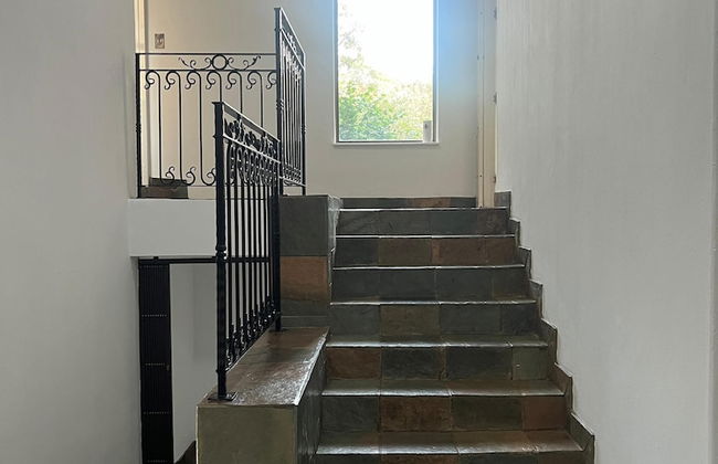 Bryanston Luxurious 4-Bed Villa - Photo 3