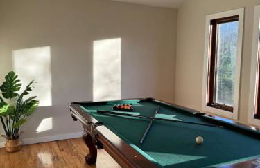 Poconos Chalet -Kayaks- HotTub-Karaoke-Lake - Foto 34