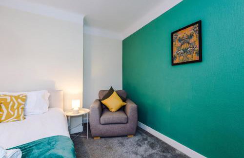 3BR Home Sleeps 6 Perfect for Short and Long Term Stays - Foto 38