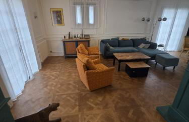 Une grande maison bleue - Photo 1