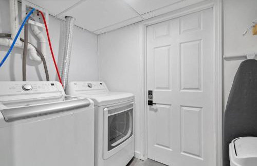 Urban Oasis Cozy Home Near Downtown with Game Room and Firepit - Foto 5