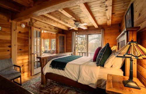 Poconos True Log Cabin with Sauna, Movie Theather, Hot Tub & Fire Pit! - Foto 23