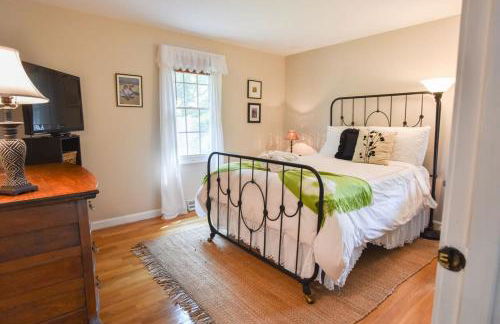 Pond Front Home with Private Dock - Foto 18