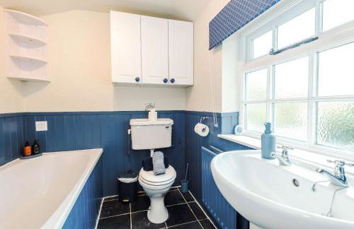 Beautiful Cozy Cottage in Sandbach by 53 Degrees Property, Sleeps 4 with FREE Parking - Photo 24