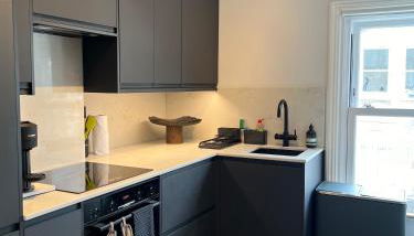 Convenient Clapham Junction Flat - Photo 2