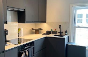 Convenient Clapham Junction Flat - Photo 2