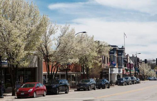 Spacious Home in DT Libertyville Near Naval Base - Foto 25