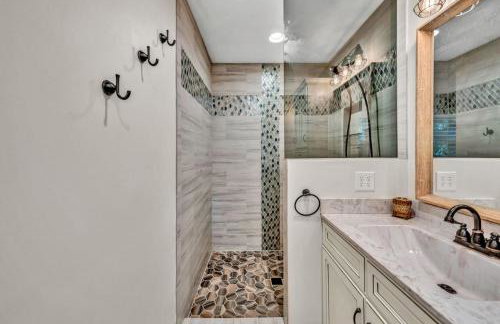 Waterfront Lake House Ideal Dock for Boats, Swimming, Fishing - Foto 28