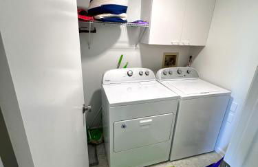 Stylish 2BR Condo Near Beach, Large Pool & Patio, Pet Friendly - Foto 44