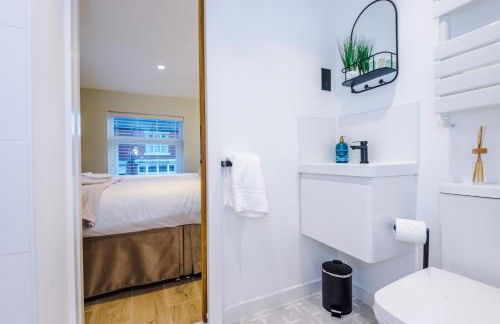 Foden's House by YourStays - 2 Bedroom Cottage in Sandbach with gorgeous dining room extension, High end finish - Foto 14