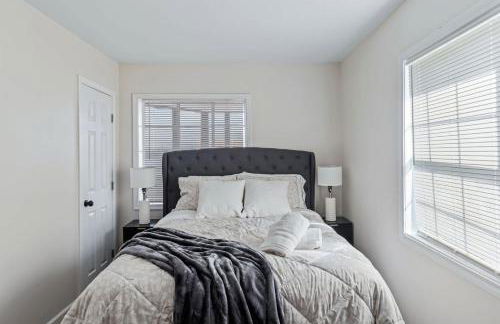 New Renovated 5BD Home with Hot Tub Sauna & Game Rm - Foto 14