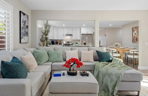 Entire Private Home with 3 Bedrooms 2 Bathrooms, Gated Yard, Garage, Hot Tub, 4-Beds, Golf, Mira Mesa, Available Now - Photo 32