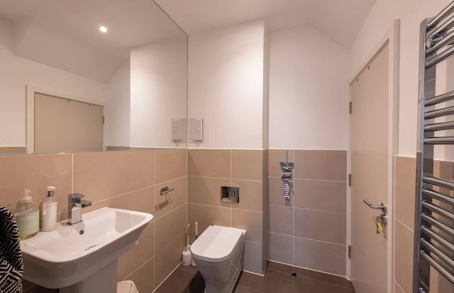 Stylish 3-bed Townhouse With 3 Baths in Southgate - Foto 9