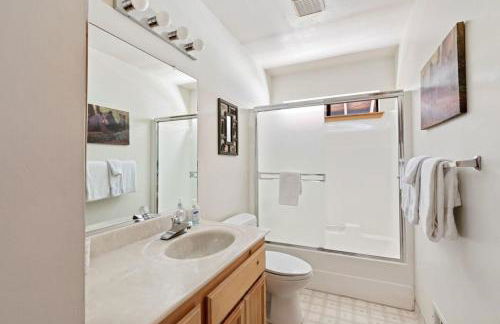 Cozy 3BDR - 1 Minute to the Beach! - Foto 8