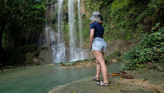 Disfrutando de la excursión a las cascadas de Bohol