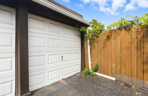 Airport Haven - Cozy 2BR Apt 5 Min Away - Foto 26