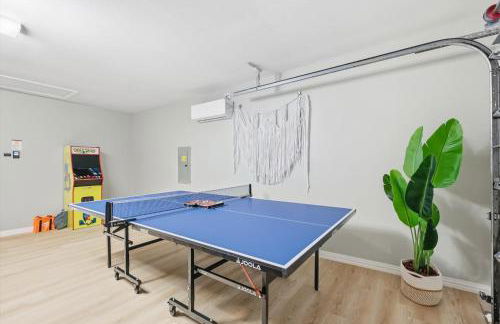 4-BD 2-BA with Backyard Pool Retreat + Game Room - Foto 33