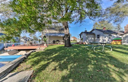Waterfront Syracuse Home Deck, Fire Pit and Kayaks - Foto 23