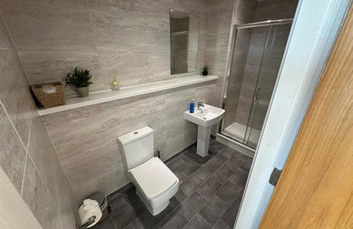 Two Bedroom City View Apartment Liverpool by StaySavvy Accommodation - Photo 68