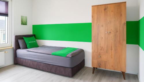 Livemore24 - Apartment 1 in Duisburg WLAN - Smart-TV - 24-7 Check-in und Küche - Foto 4, wardrobe