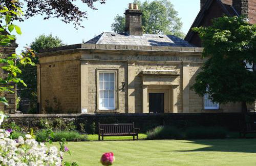 Beautiful old bank in Bakewell - Photo 1
