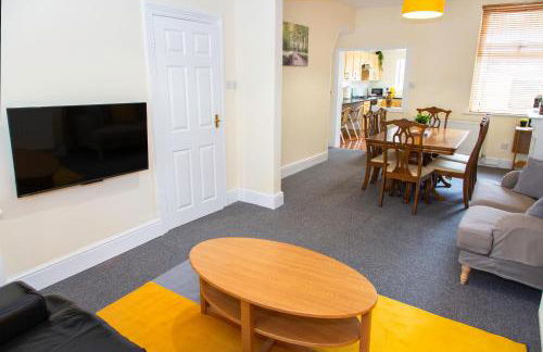 3 Bedroom House, Free Parking and Self Check In - Foto 44