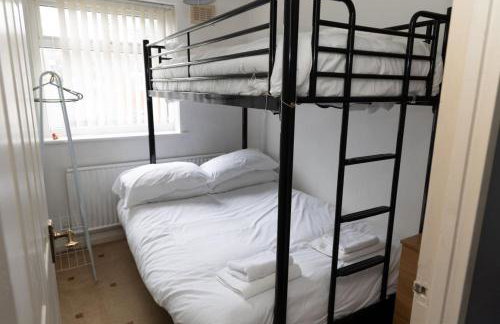 3 bed home sleeps 8 people located 1 min from train stop - Otley Terrace - Photo 46