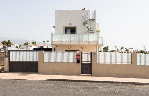 Private Luxury Villa with Pool near Golf Course & Marina - Photo 48