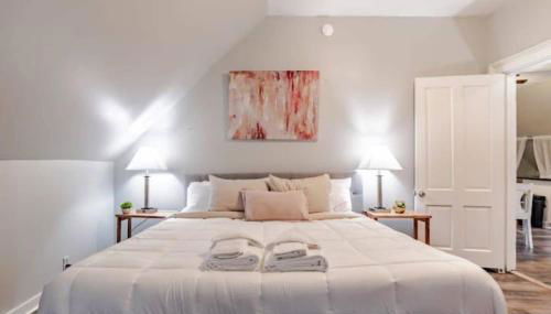 Dauphin District Darling #3-Downtown, Restaurants - Photo 3