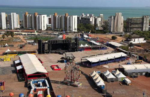 Apartamento na praia, 2 quartos e área de lazer - Foto 75