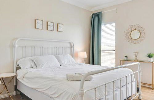 Front Lake Holiday 2BR 1BA Guest Home with Hot Tub - Foto 16