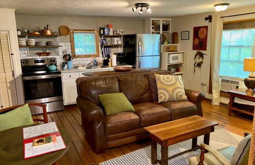 Convenient Cottage-Hot Tub, 4 Minutes to Dahlonega - Foto 8