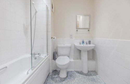 Waterfront Quayside Apartment with secure parking & lift, Ideal for Mobility Users - Foto 31