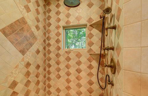 Luxe Mountain Escape with Hot Tub and Gym Near Boone! - Foto 17