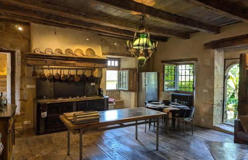 Prieuré du XVème restauré, jardin clos de 2000 m², piscine, cheminée, WiFi fibre, proche église - FR-1-653-219 - Foto 22