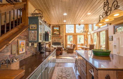 Stunning Mountainside Cabin Rental with a View Nestled in the Heart of the Colorado Rockies - Foto 16