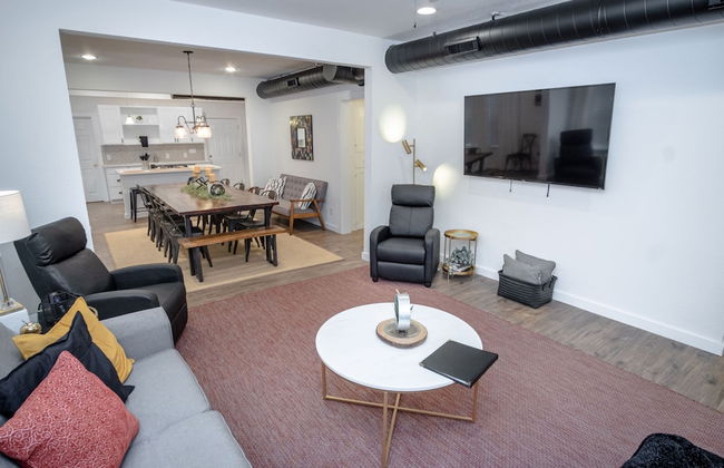 Huge Remodeled 5BR 4BA House Sleeps 20 Downtown - Photo 33