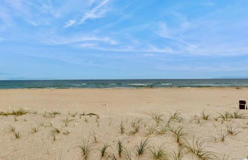Modern oceanfront condo with outdoor pool, balcony, & washer/dryer - Foto 24