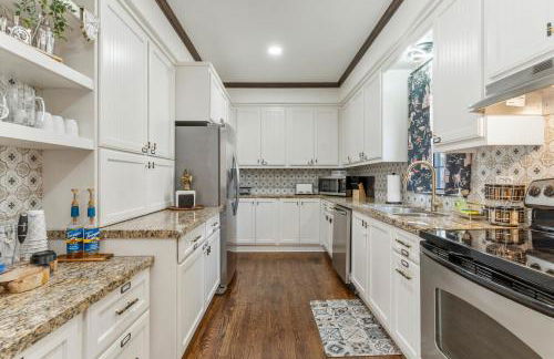 Castle Stay by Gathering Place Hot Tub & Fire Pit - Foto 14