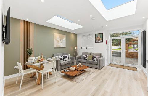 Stylish Home - Pool table, Virgin TV, Fast Wifi, Garden and Self-Check-In by Yoko Property - Photo 17