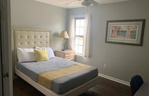 Large near Shops/Dining & easy access to freeway - Foto 8