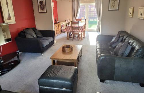 Detached luxury 5 bed house, lanscaped garden, fire pit, parking, can sleep families or workers - Foto 51