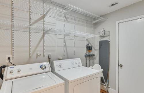 Captivating 6BR 3B Home with Pool & Fire Pit - Foto 66