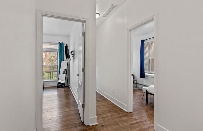 Expansive Downtown Home | JZ Vacation Rentals - Photo 30