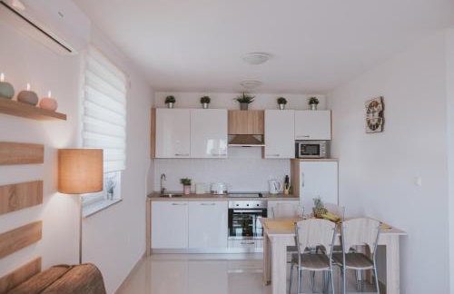 Poolside Hideout Apartments - Photo 34