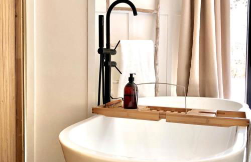 Luxury Barn with Hot Tub, Spa Treatments, Private Dining - Photo 7