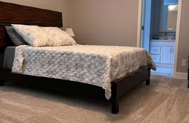 Cozy Stay Near DT with Deck and Yard - Foto 8