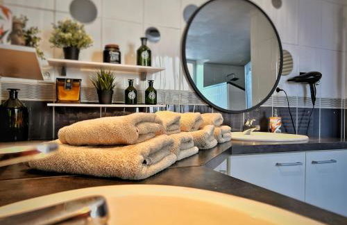 Maison LAMARTINE - Plein Centre-Ville Avec Garage & Jeux - Foto 2