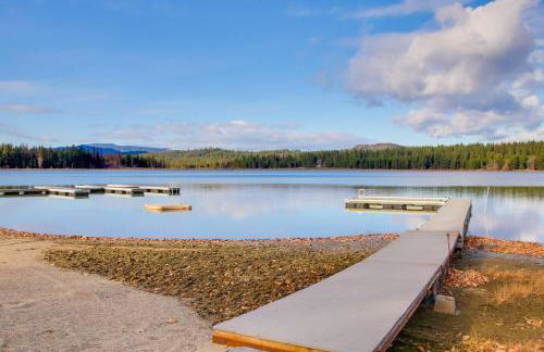 Charming Lakefront Cabin with Deck and Fire Pit! - Foto 22